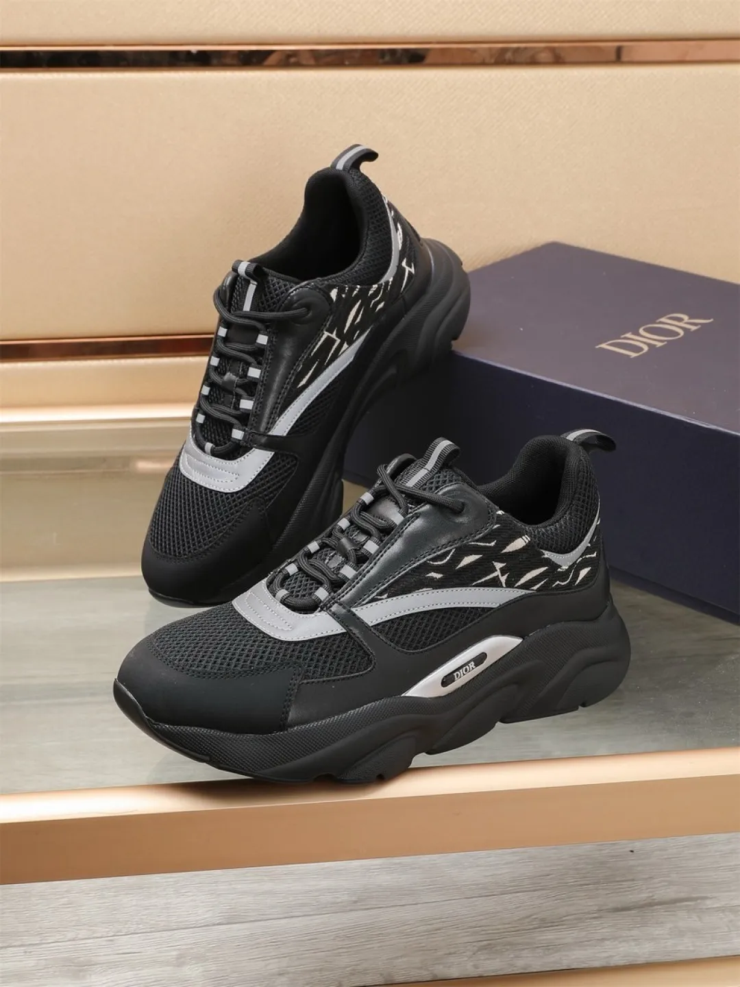 Men's shoes 💰P460💰【Dior】Dior✨ is online at the same time👏 This casual sneaker is a new product in the series and continues Di*r's classic style. The upper is made of original mesh and cow leather, with a two-color textured outsole, and the brand's iconic details on the rear collar and heel to enhance the style. Fashionable and versatile. Wear it with jeans or slacks for a casual look. Size: 38-44 (45 customized)